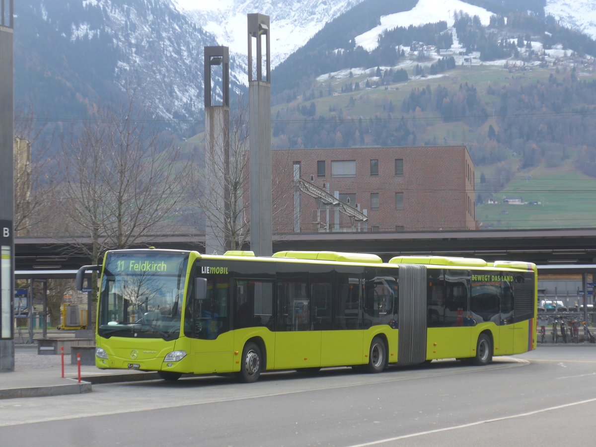 (212'653) - Aus Liechtenstein: LBA Vaduz - Nr. 62/FL 39'862 - Mercedes am 7. Dezember 2019 beim Bahnhof Sargans