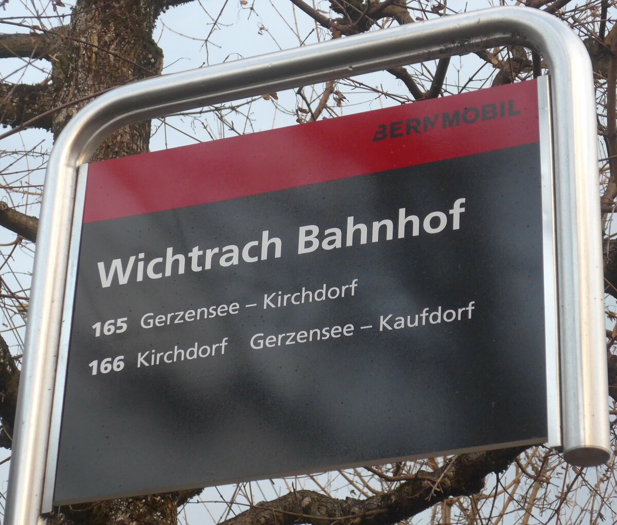 (212'878) - BERNMOBIL-Haltestellenschild - Wichtrach, Bahnhof - am 14. Dezember 2019