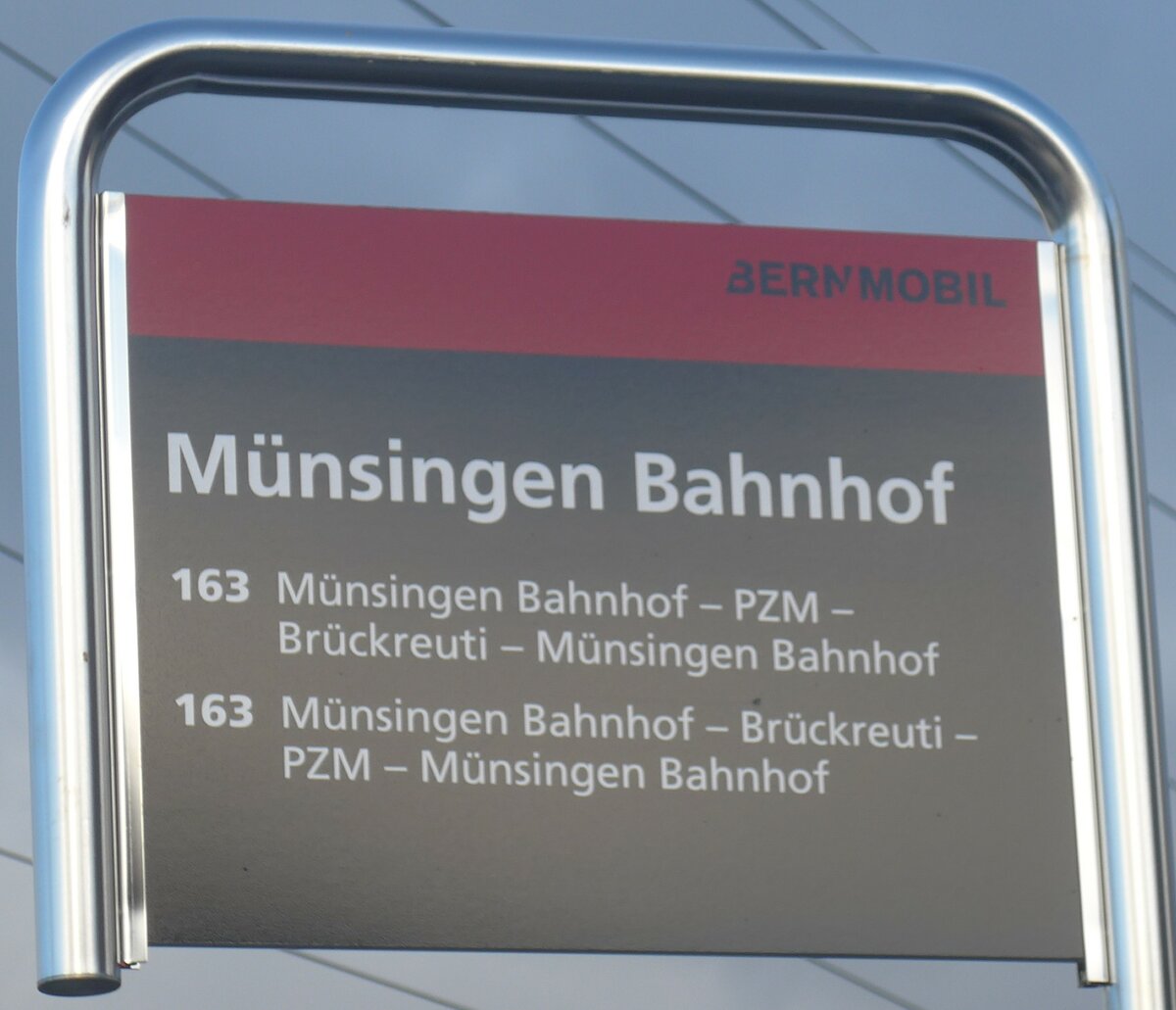 (212'890) - BERNMOBIL-Haltestellenschild - Mnsingen, Bahnhof - am 14. Dezember 2019