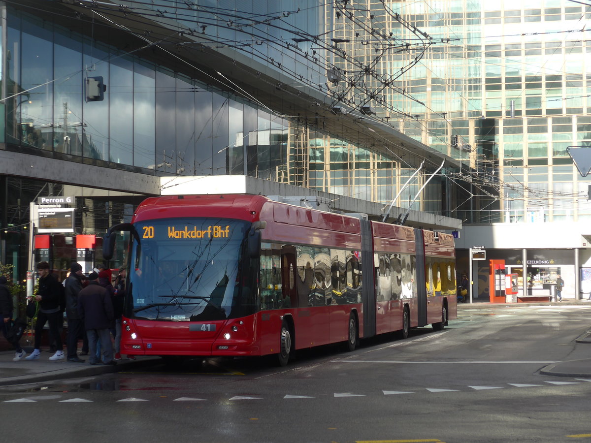 (212'939) - Bernmobil, Bern - Nr. 41 - Hess/Hess Doppelgelenktrolleybus am 14. Dezember 2019 beim Bahnhof Bern