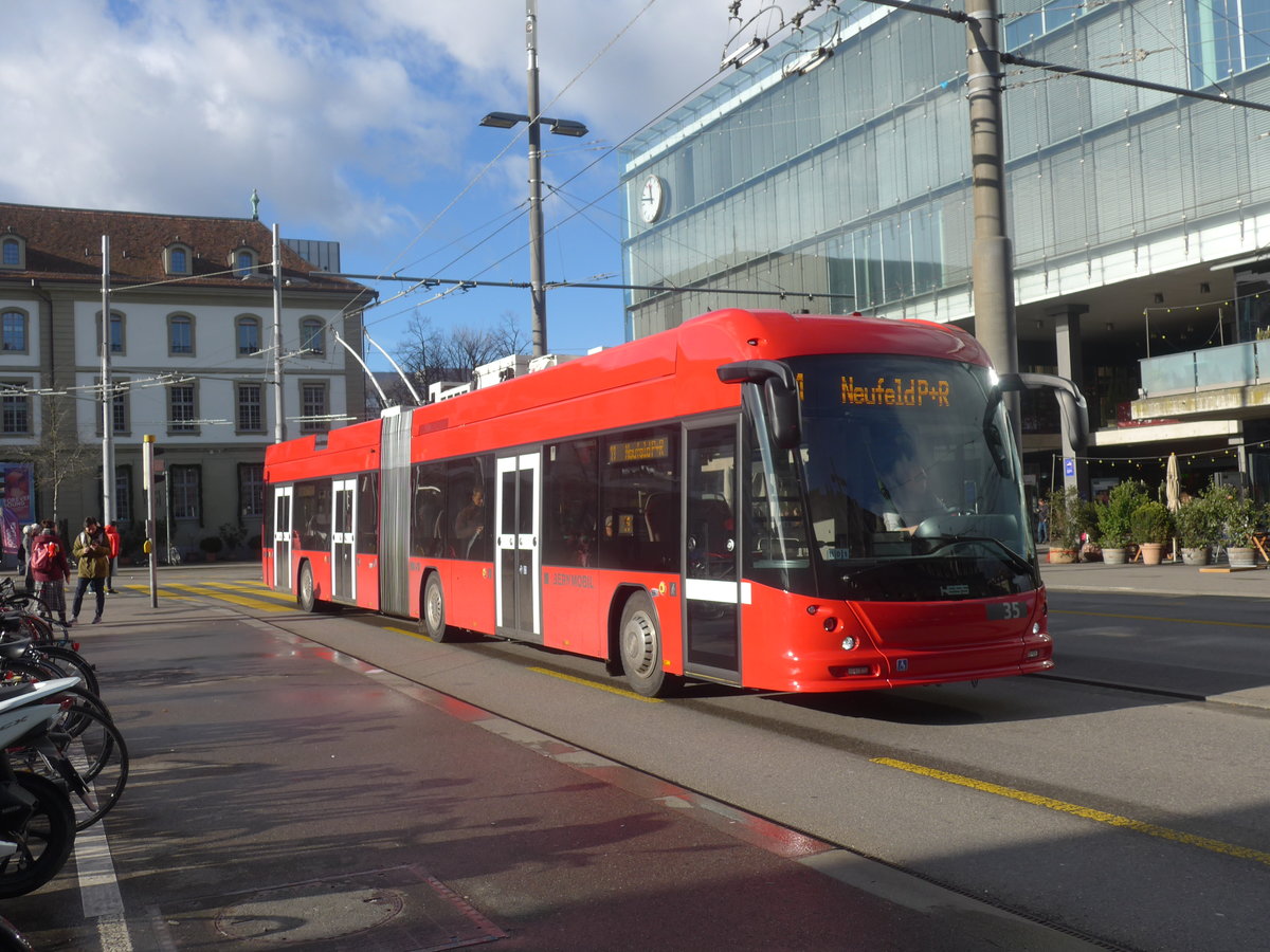 (212'945) - Bernmobil, Bern - Nr. 35 - Hess/Hess Gelenktrolleybus am 14. Dezember 2019 beim Bahnhof Bern