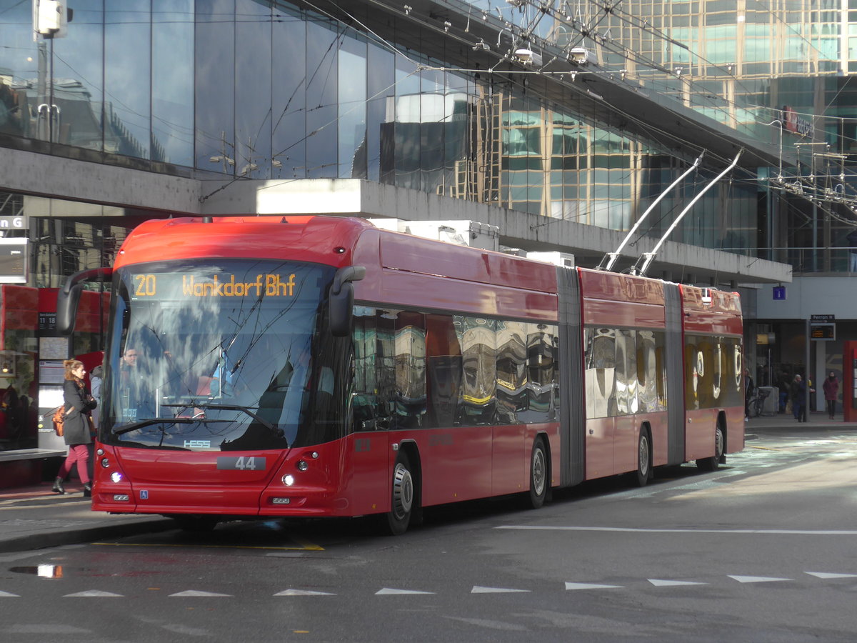 (212'948) - Bernmobil, Bern - Nr. 44 - Hess/Hess Doppelgelenktrolleybus am 14. Dezember 2019 beim Bahnhof Bern