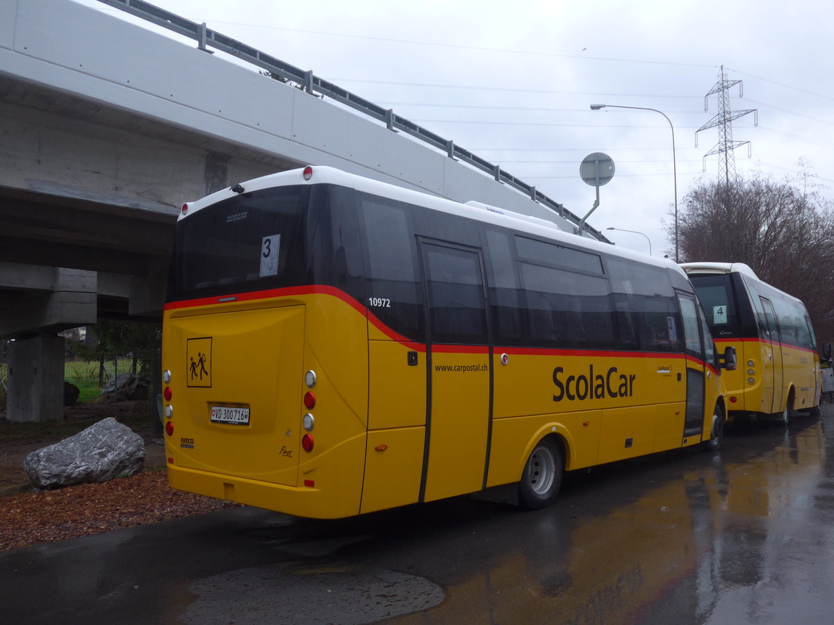 (213'019) - CarPostal Ouest - VD 300'716 - Iveco/Rosero am 22. Dezember 2019 in Kerzers, Interbus
