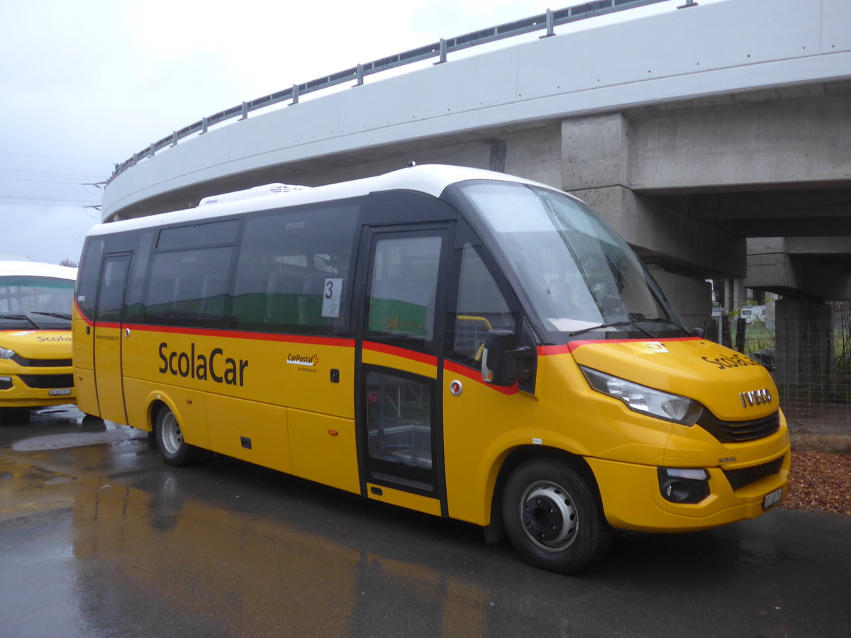 (213'020) - CarPostal Ouest - VD 300'716 - Iveco/Rosero am 22. Dezember 2019 in Kerzers, Interbus