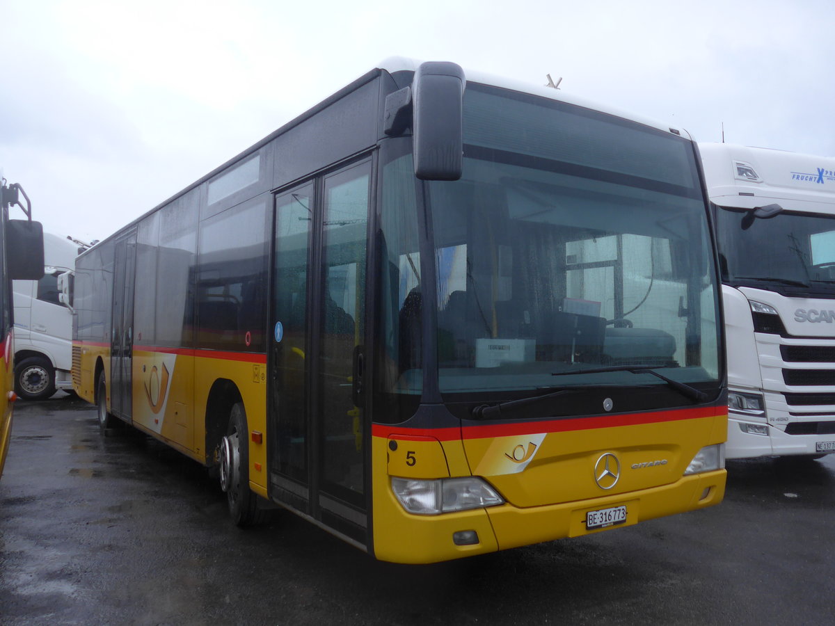 (213'035) - PostAuto Bern - Nr. 5/BE 316'773 - Mercedes (ex Klopfstein, Laupen Nr. 5) am 22. Dezember 2019 in Kerzers, Interbus