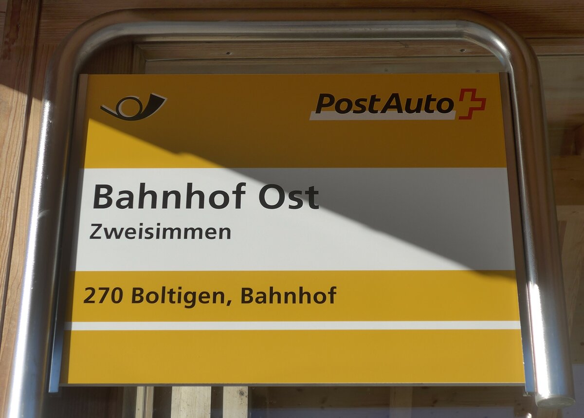 (213'109) - PostAuto-Haltestellenschild - Zweisimmen, Bahnhof Ost - am 25. Dezember 2019