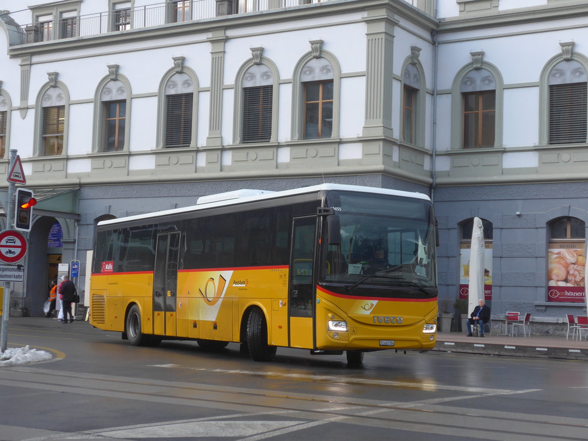 (213'388) - PostAuto Wallis - VS 445'904 - Iveco am 4. Januar 2020 beim Bahnhof Brig