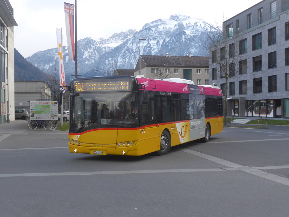 (213'941) - PostAuto Bern - BE 610'537 - Solaris am 19. Januar 2020 beim Bahnhof Interlaken Ost 