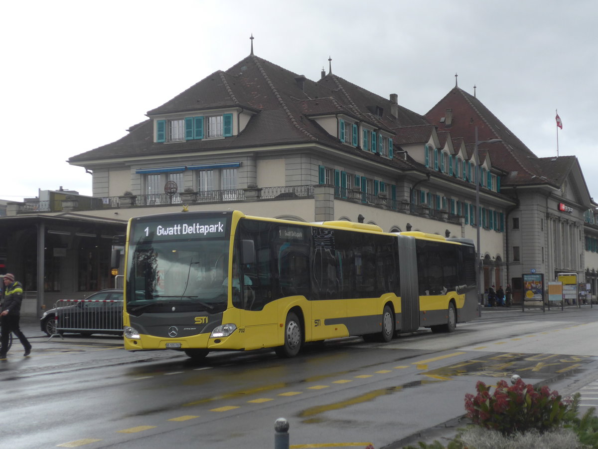 (214'099) - STI Thun - Nr. 702/BE 555'702 - Mercedes am 2. Februar 2020 beim Bahnhof Thun