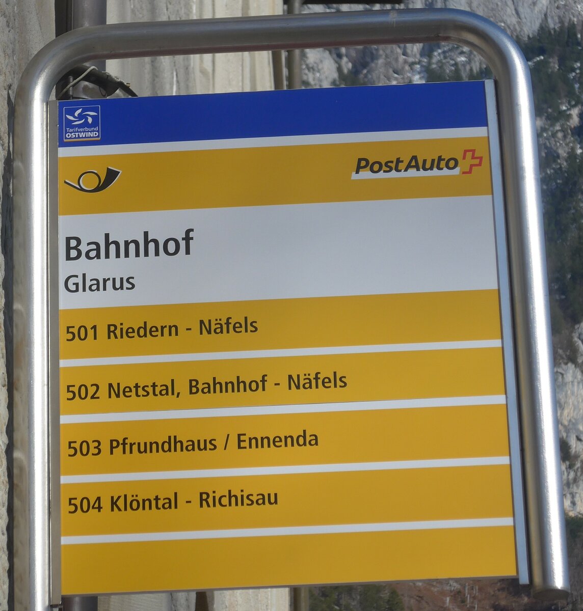 (214'200) - PostAuto-Haltestellenschild - Glarus, Bahnhof - am 15. Februar 2020