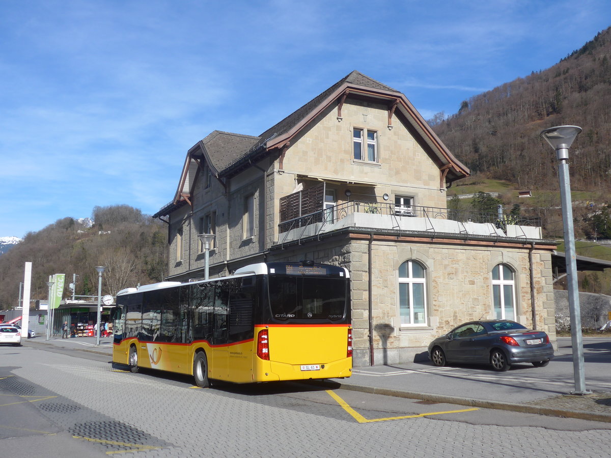 (214'201) - Niederer, Filzbach - Nr. 3/GL 61 - Mercedes am 15. Februar 2020 beim Bahnhof Nfels-Mollis