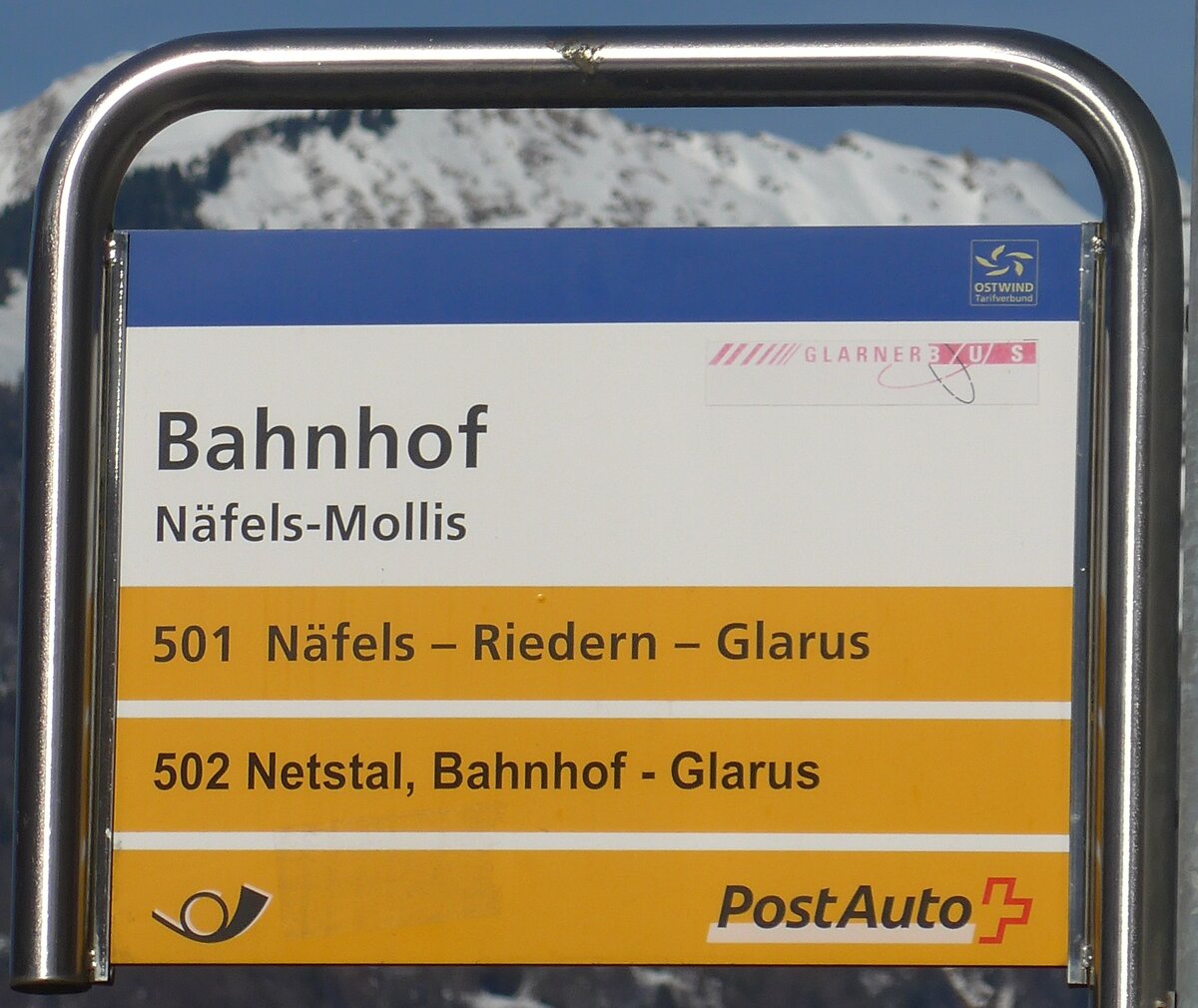 (214'203) - PostAuto/GLARNER BUS-Haltestellenschild - Nfels-Mollis, Bahnhof - am 15. Februar 2020