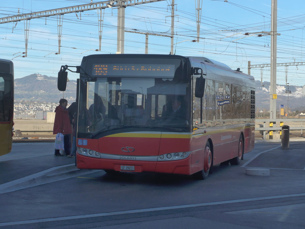 (214'207) - Landolt, Pfffikon - SZ 29'223 - Solaris am 15. Februar 2020 beim Bahnhof Pfffikon