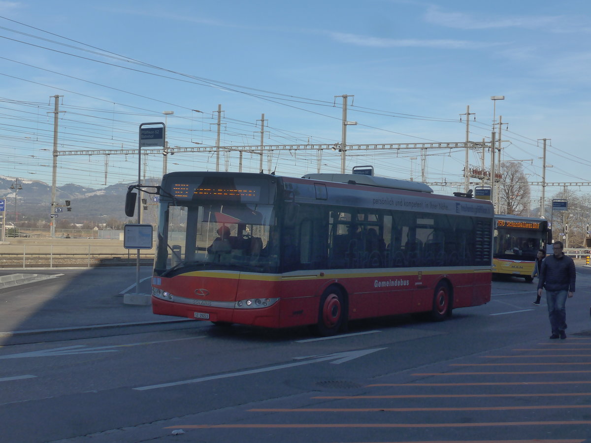 (214'210) - Landolt, Pfffikon - SZ 29'223 - Solaris am 15. Februar 2020 beim Bahnhof Pfffikon