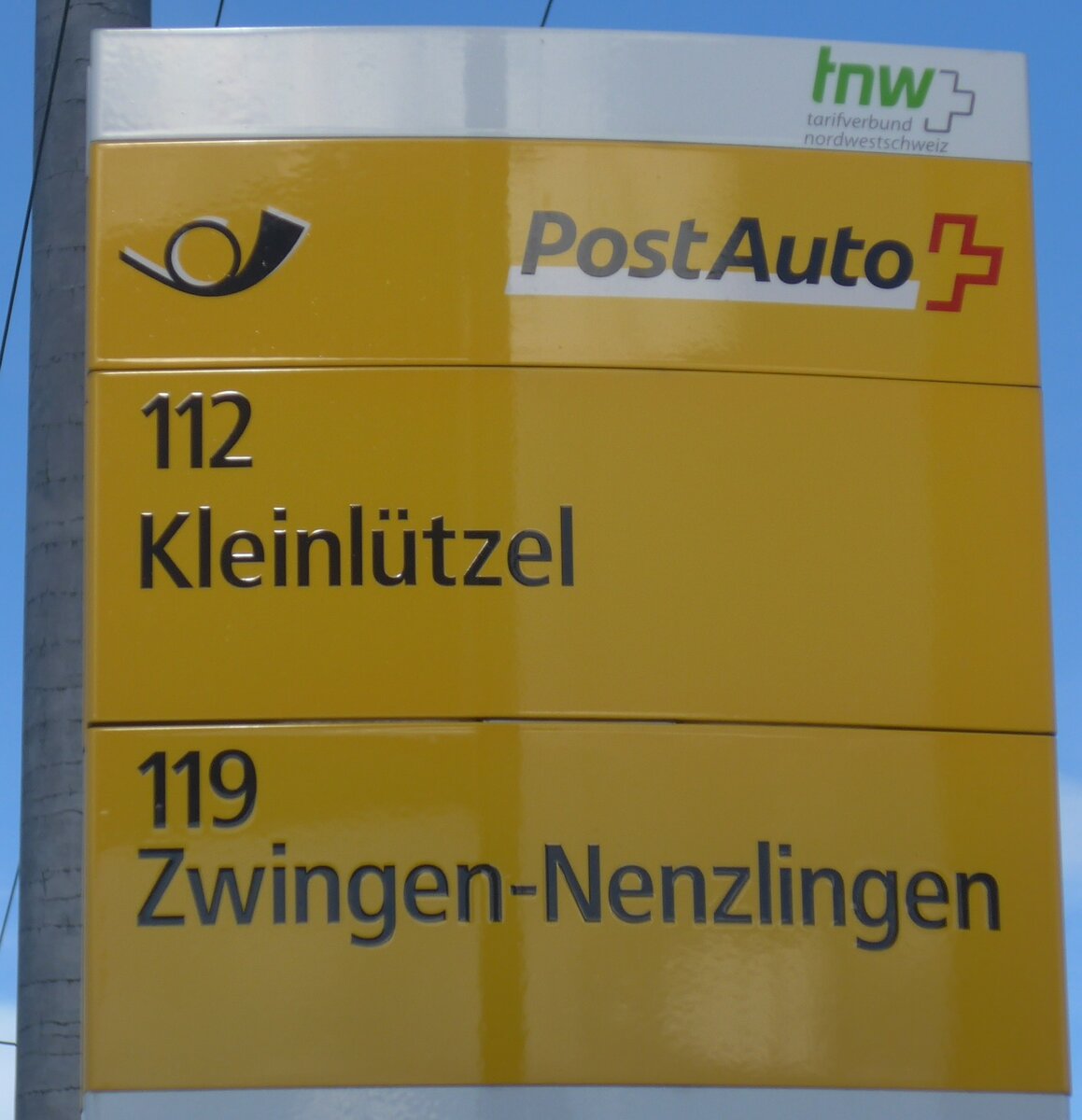 (214'341) - PostAuto-Haltestellenschild - Laufen, Bahnhof - am 16. Februar 2020