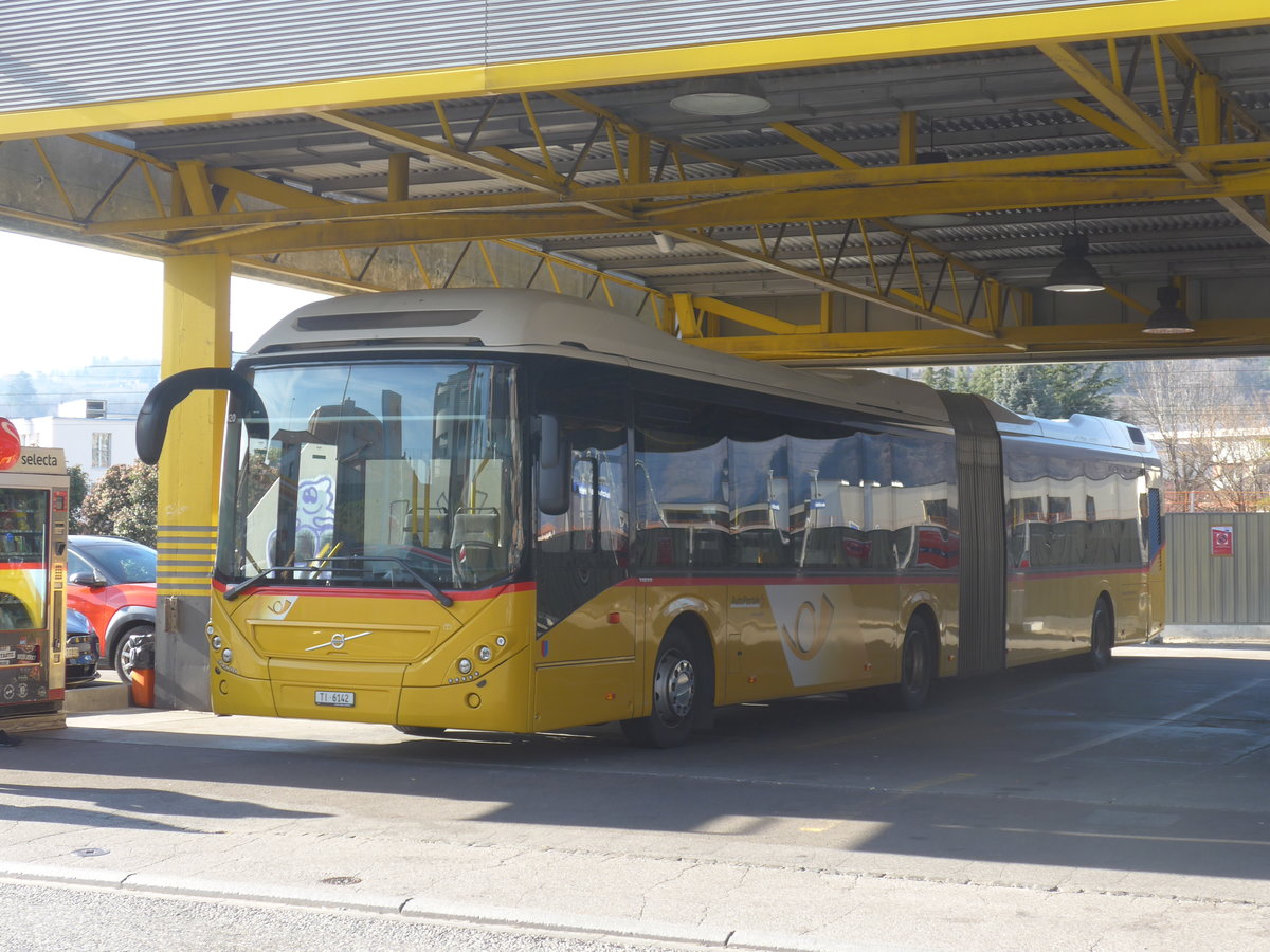 (214'736) - Autopostale, Mendrisio - TI 6142 - Volvo am 21. Februar 2020 beim Bahnhof Mendrisio