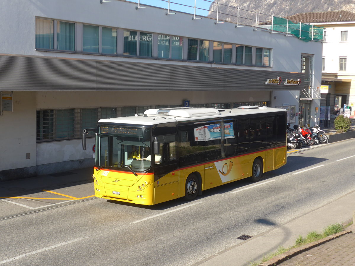 (214'738) - Autopostale, Mendrisio - TI 110'111 - Volvo am 21. Februar 2020 beim Bahnhof Mendrisio
