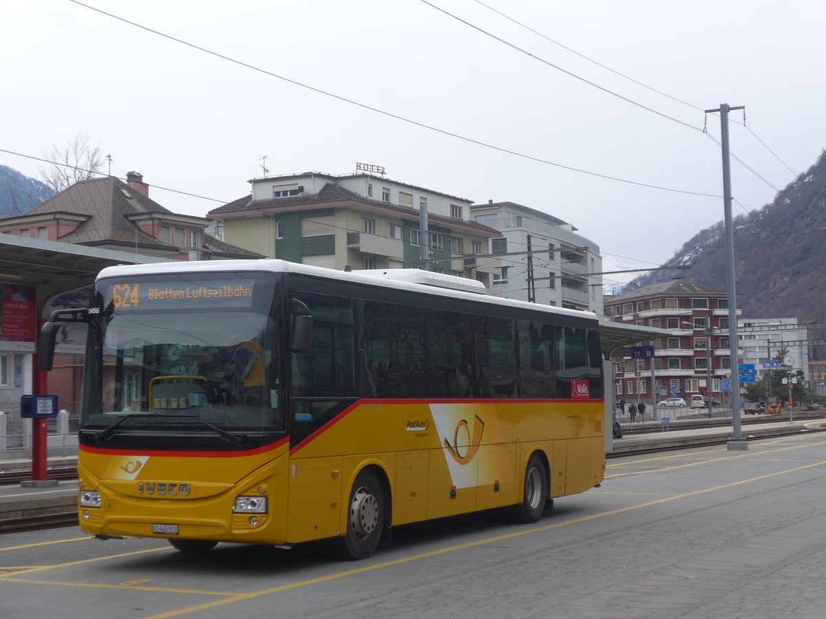 (214'924) - PostAuto Wallis - VS 445'913 - Iveco am 29. Februar 2020 beim Bahnhof Brig