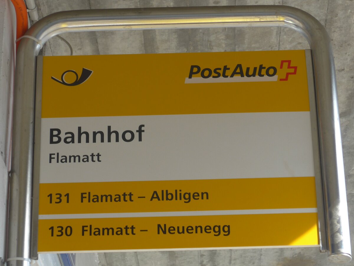 (215'573) - PostAuto-Haltestellenschild - Flamatt, Bahnhof - am 27. Mrz 2020
