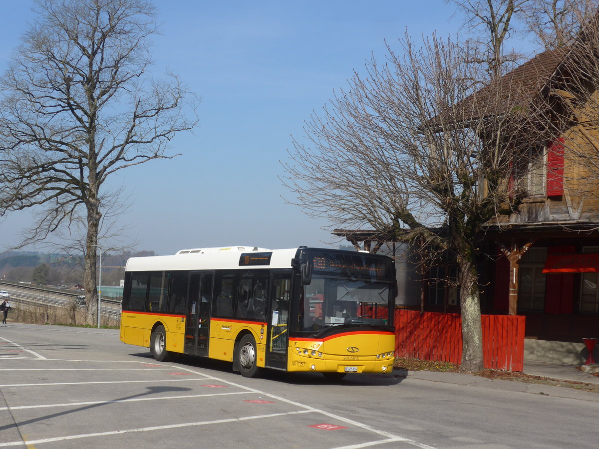 (215'575) - PostAuto Bern - Nr. 7/BE 435'814 - Solaris (ex Lengacher, Wichtrach Nr. 4) am 27. Mrz 2020 beim Bahnhof Flamatt