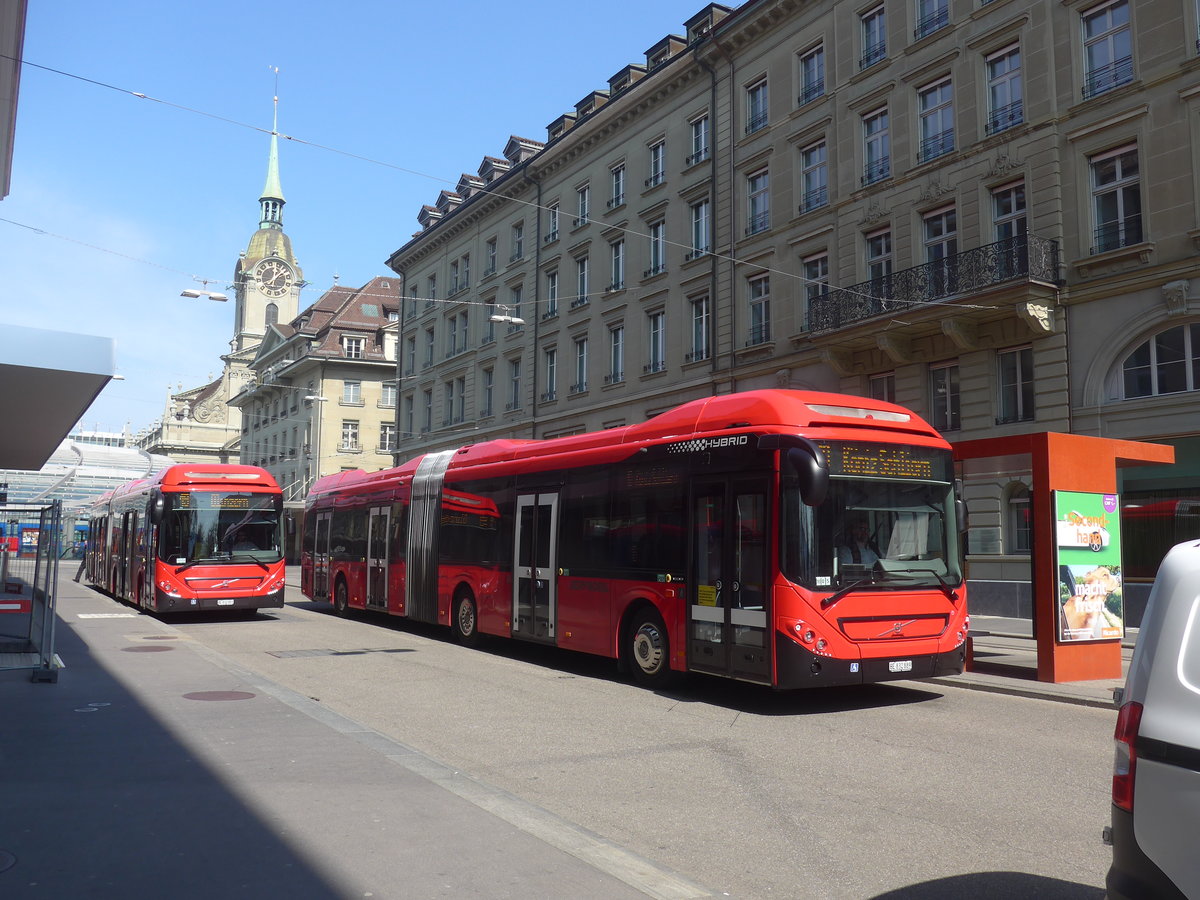 (215'598) - Bernmobil, Bern - Nr. 881/BE 832'881 + Nr. 889/BE 832'889 - Volvo am 27. Mrz 2020 beim Bahnhof Bern