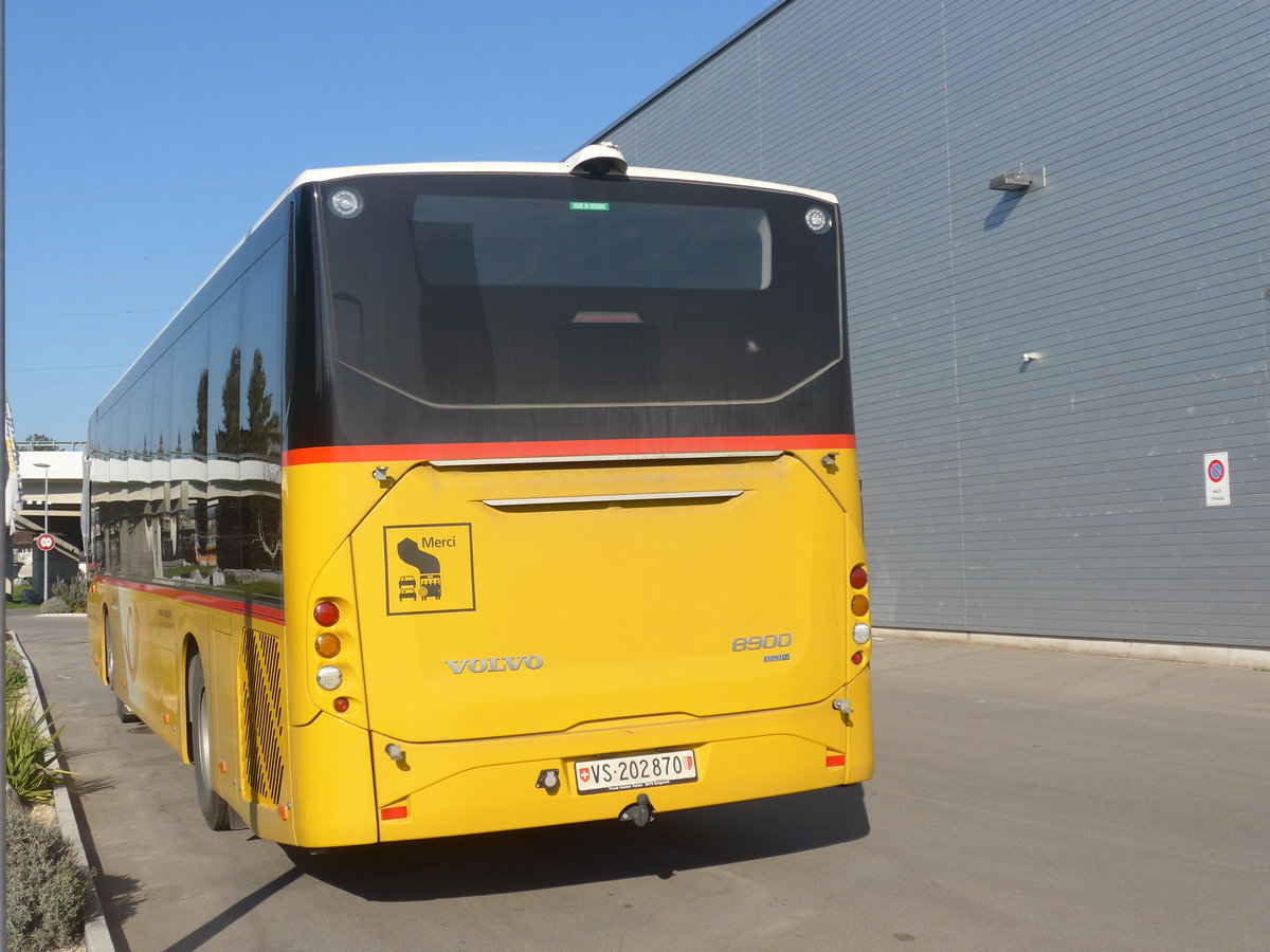 (215'878) - Lathion, Sion - Nr. 15/VS 202'870 - Volvo am 4. April 2020 in Kerzers, Interbus