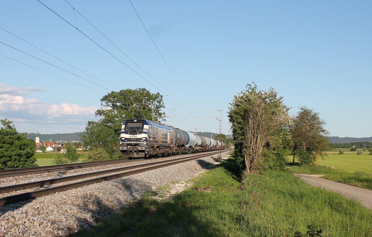 2159 222-9  Lena  zieht ein Kesselzug bei Pölling in Richtung Nürnberg. 14.05.24