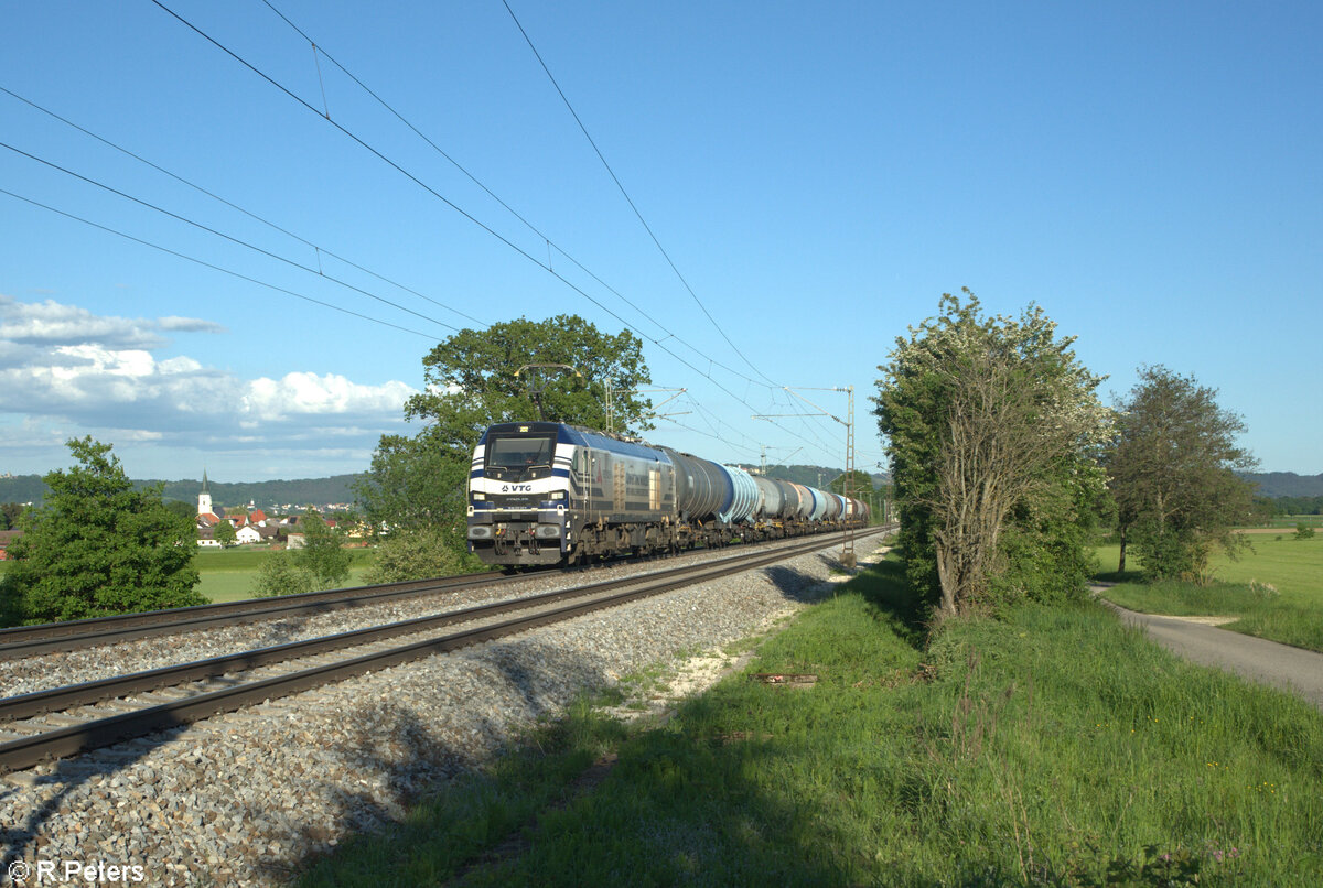 2159 222-9  Lena  zieht ein Kesselzug bei Pölling in Richtung Nürnberg. 14.05.24