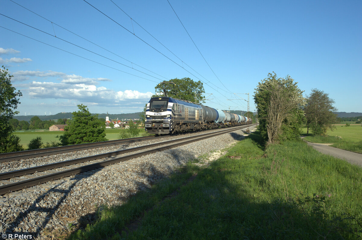2159 222-9  Lena  zieht ein Kesselzug bei Pölling in Richtung Nürnberg. 14.05.24