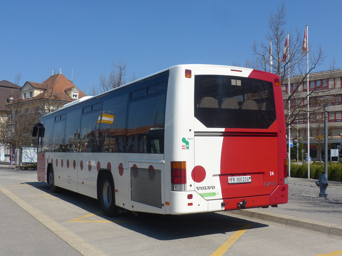 (216'012) - TPF Fribourg - Nr. 14/FR 300'214 - Volvo am 11. April 2020 beim Bahnhof Ddingen
