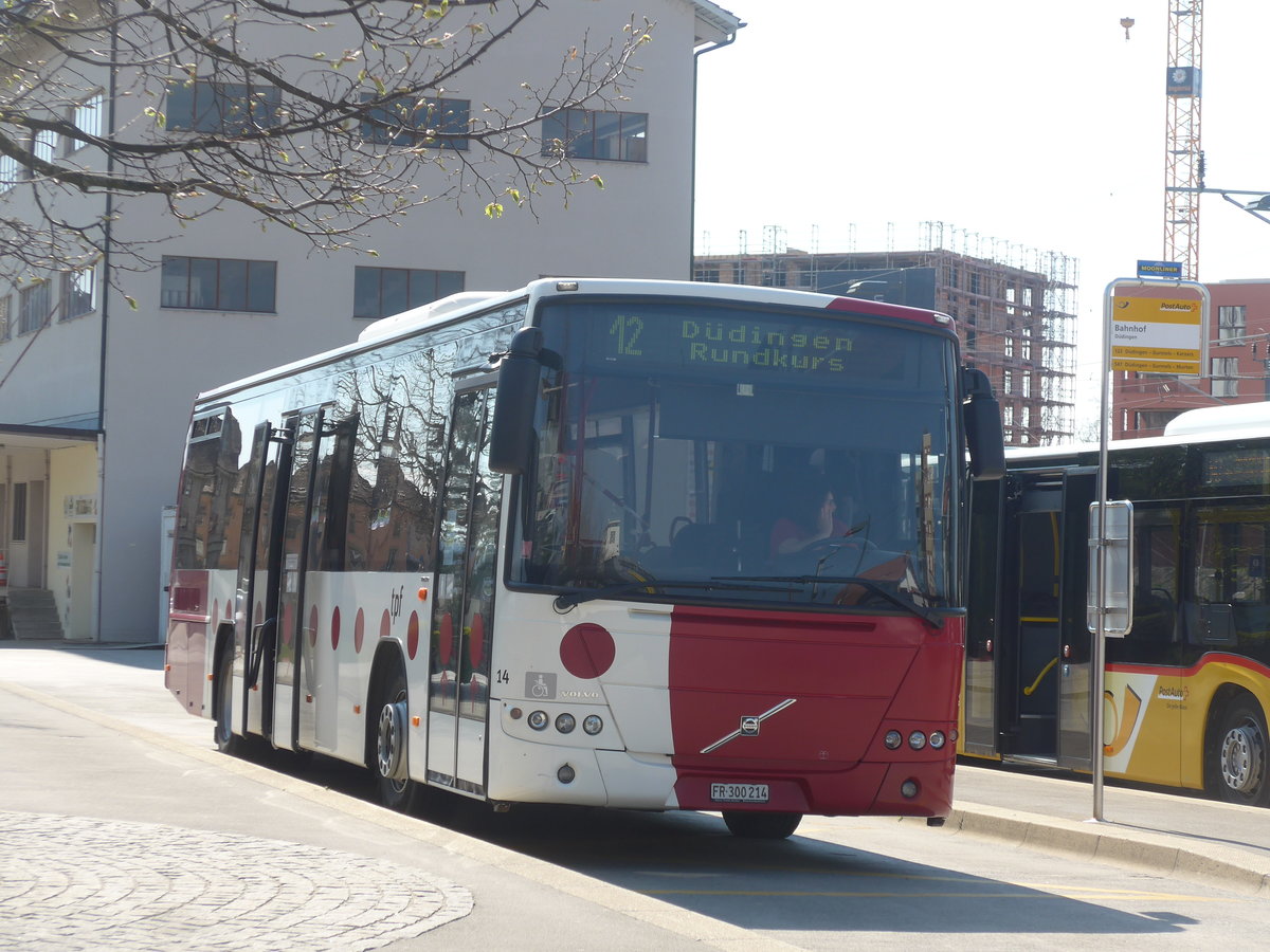 (216'013) - TPF Fribourg - Nr. 14/FR 300'214 - Volvo am 11. April 2020 beim Bahnhof Ddingen