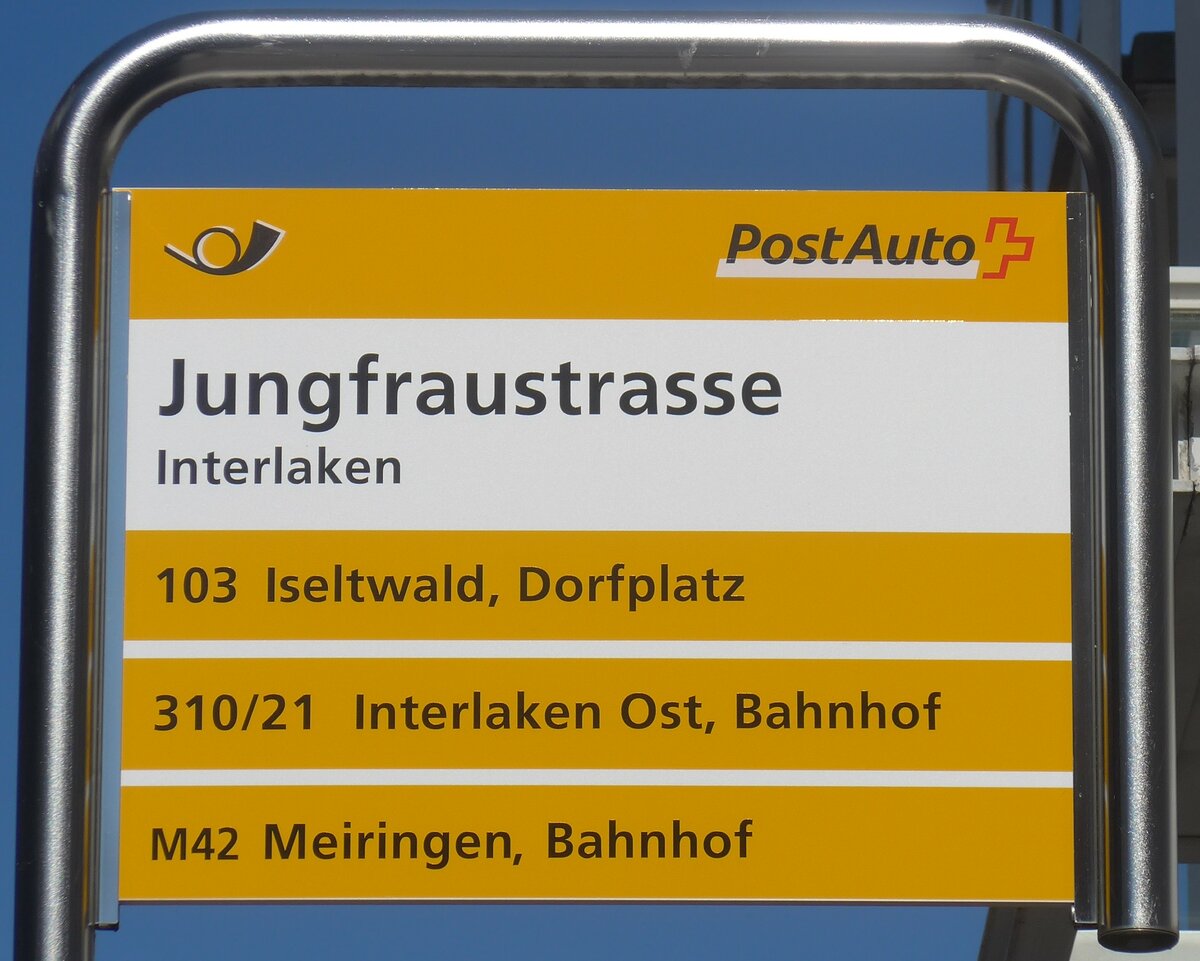(216'085) - PostAuto-Haltestellenschild - Interlaken, Jungfraustrasse - am 215. April 2020