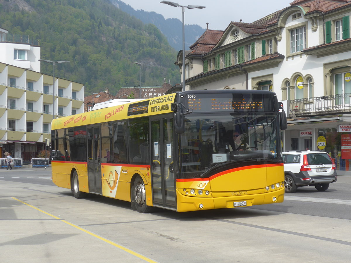 (216'335) - PostAuto Bern - BE 610'537 - Solaris am 21. April 2020 beim Bahnhof Interlaken West