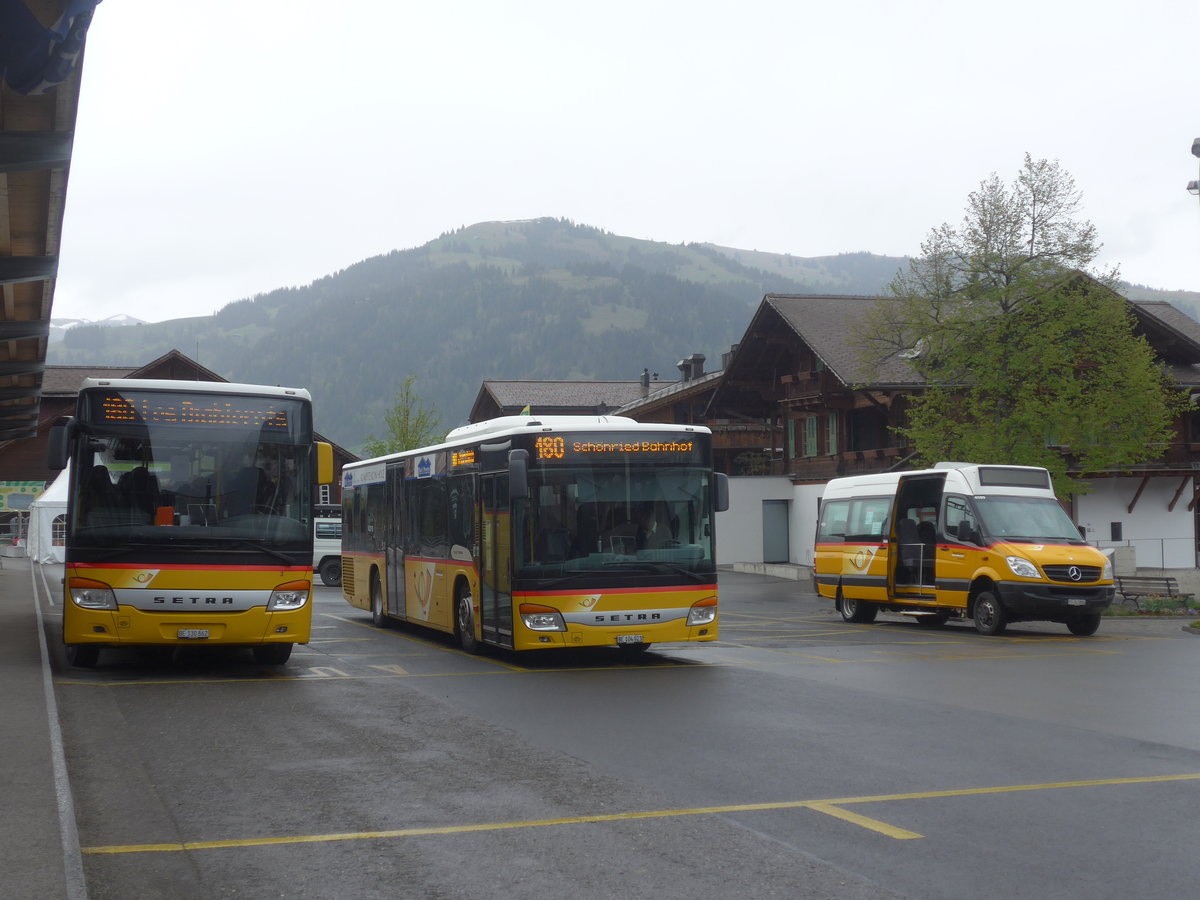 (216'513) - Kbli, Gstaad - Nr. 3/BE 330'862 - Setra + BE 104'023 - Setra (ex Nr. 1)  + PostAuto Wallis - VS 243'885 - Mercedes am 26. April 2020 beim Bahnhof Gstaad