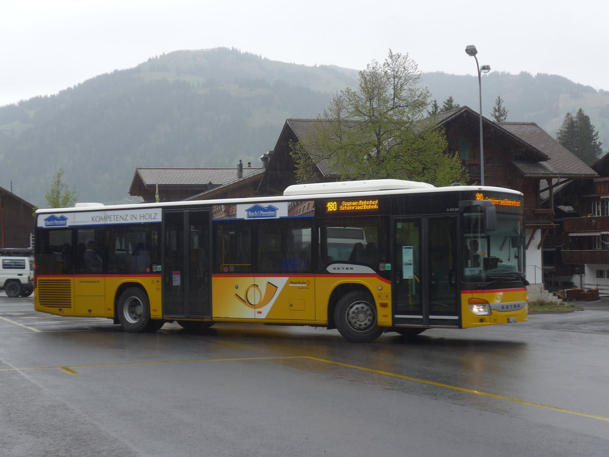(216'517) - Kbli, Gstaad - Nr. 3/BE 330'862 - Setra am 26. April 2020 beim Bahnhof Gstaad