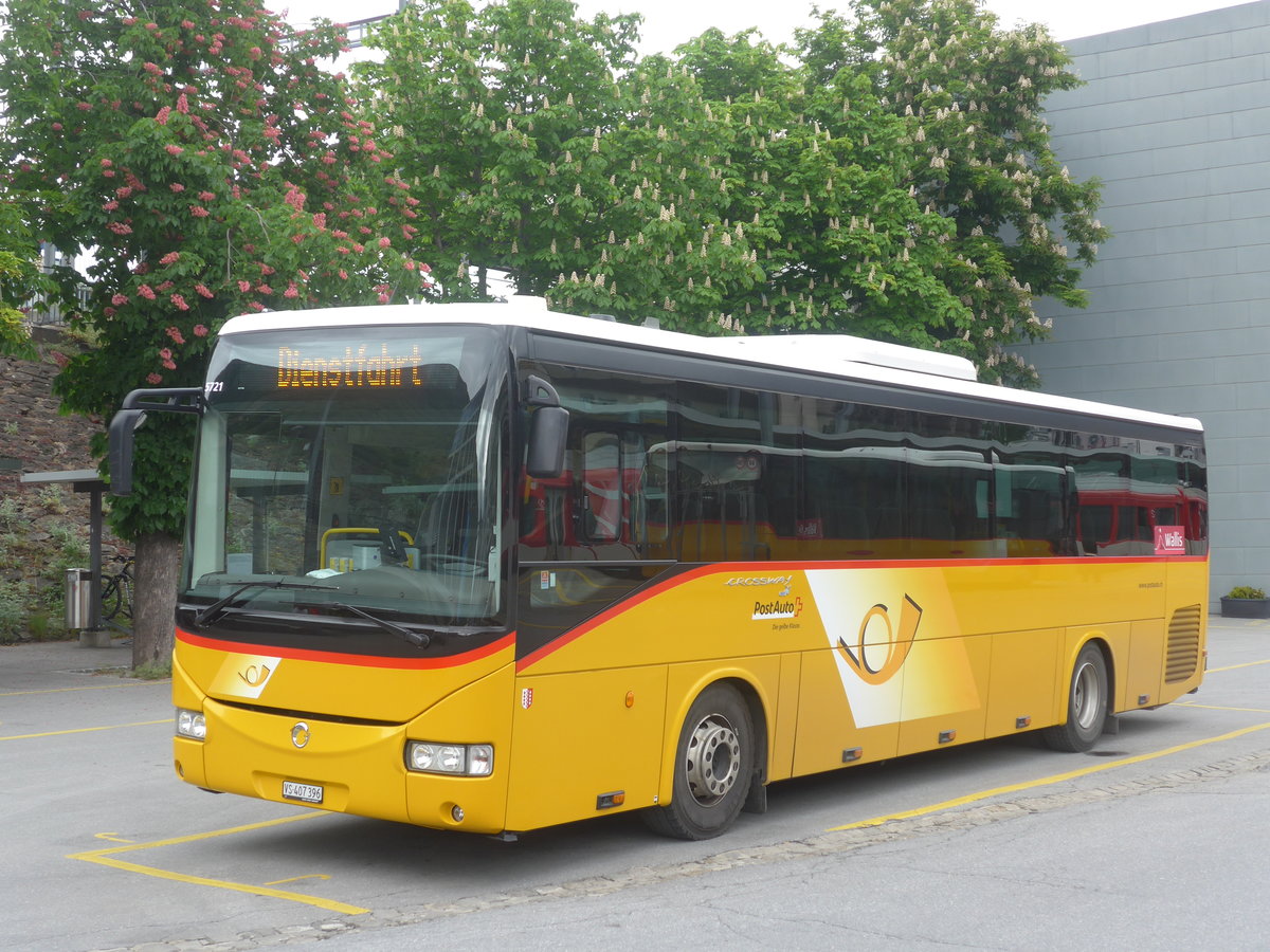 (216'581) - PostAuto Wallis - VS 407'396 - Irisbus am 28. April 2020 beim Bahnhof Brig