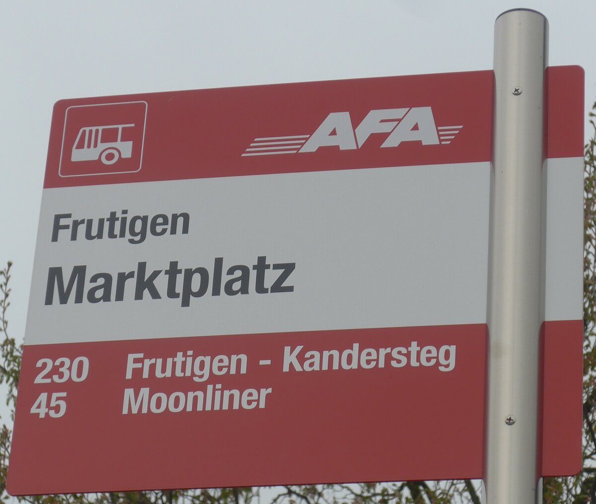(216'609) - AFA-Haltestellenschild - Frutigen, Marktplatz - am 1. Mai 2020