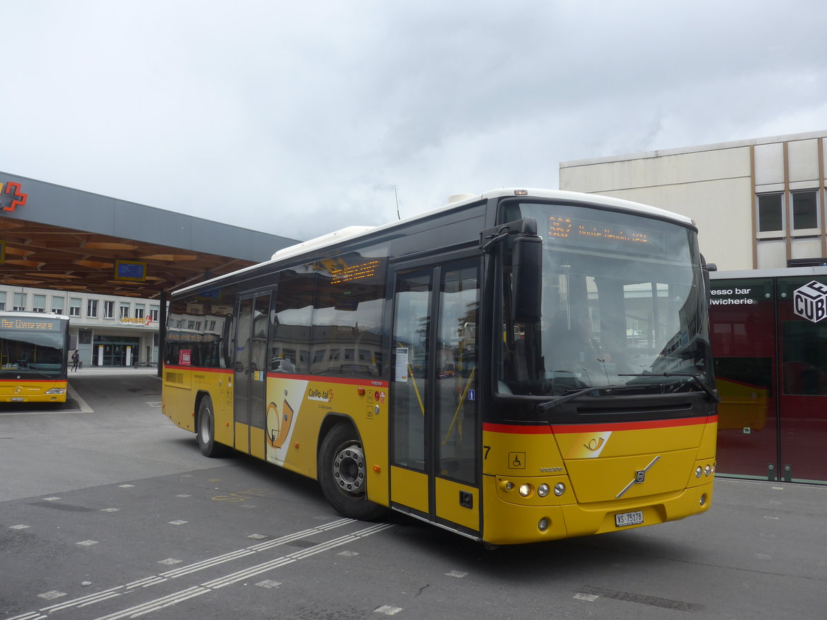 (216'707) - Lathion, Sion - Nr. 7/VS 75'178 - Volvo am 2. Mai 2020 beim Bahnhof Sion