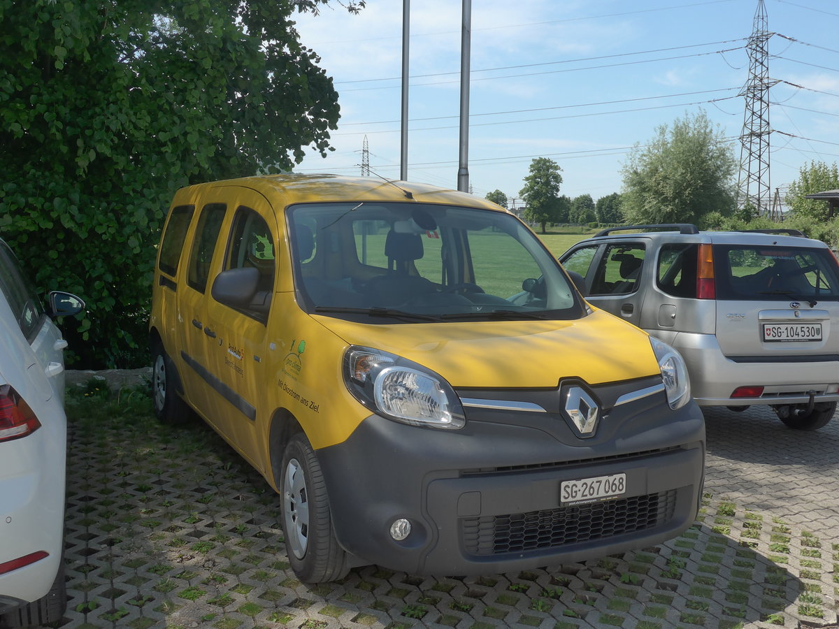 (216'839) - PostAuto Ostschweiz - SG 267'068 - Renault am 9. Mai 2020 in Uznach, Garage