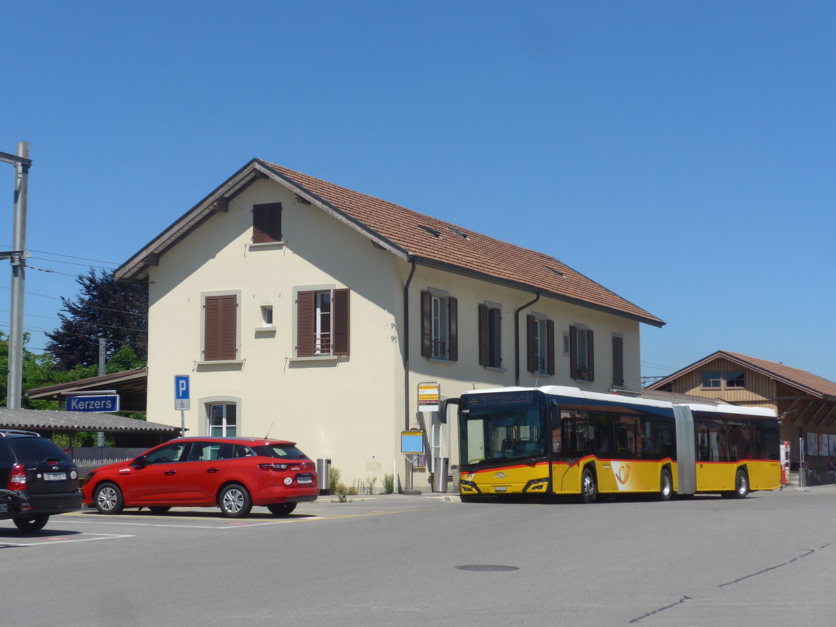 (217'146) - PostAuto Bern - BE 562'243 - Solaris am 21. Mai 2020 beim Bahnhof Kerzers