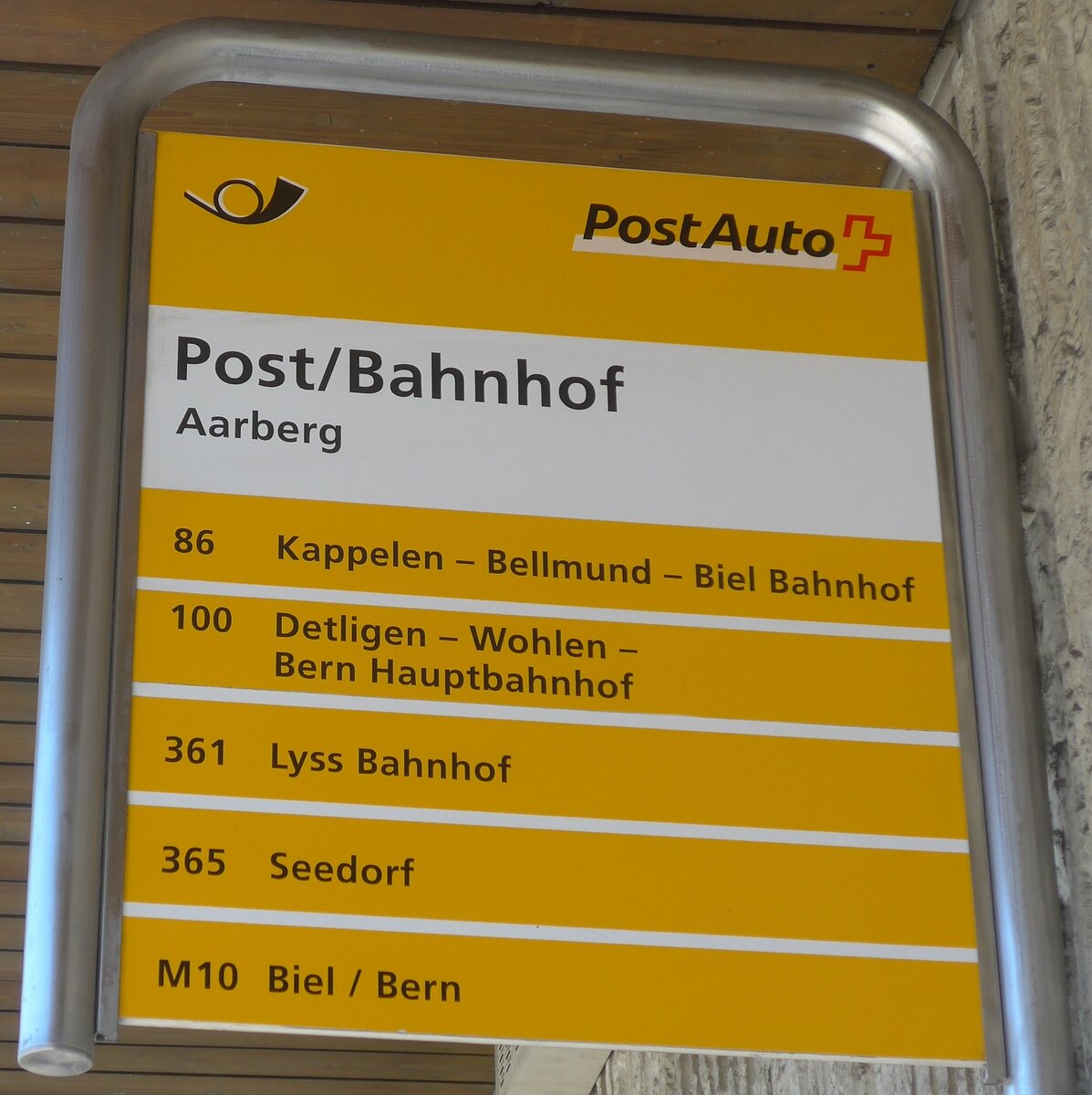 (217'150) - PostAuto-Haltestellenschild - Aarberg, Post/Bahnhof - am 21. Mai 2020