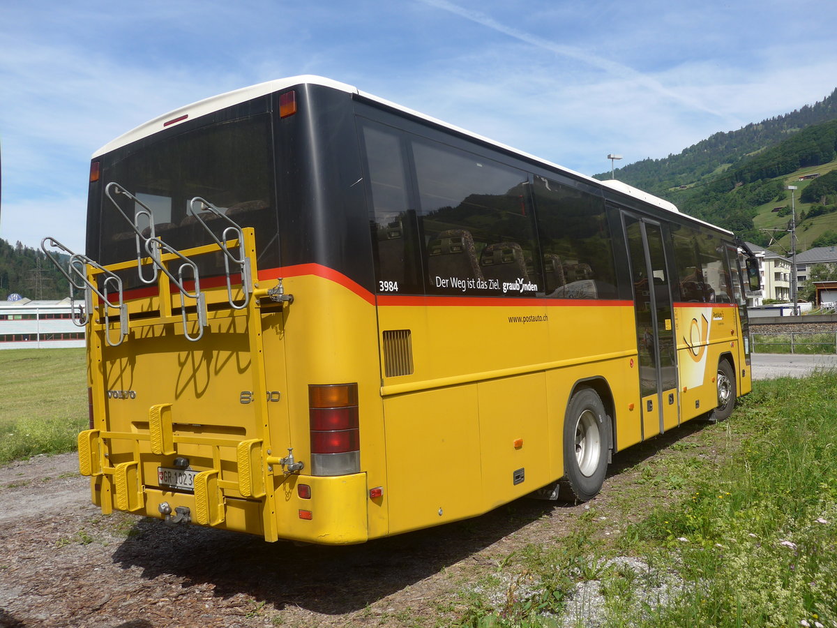 (217'202) - PostAuto Graubnden - GR 102'306 - Volvo am 23. Mai 2020 beim Bahnhof Schiers