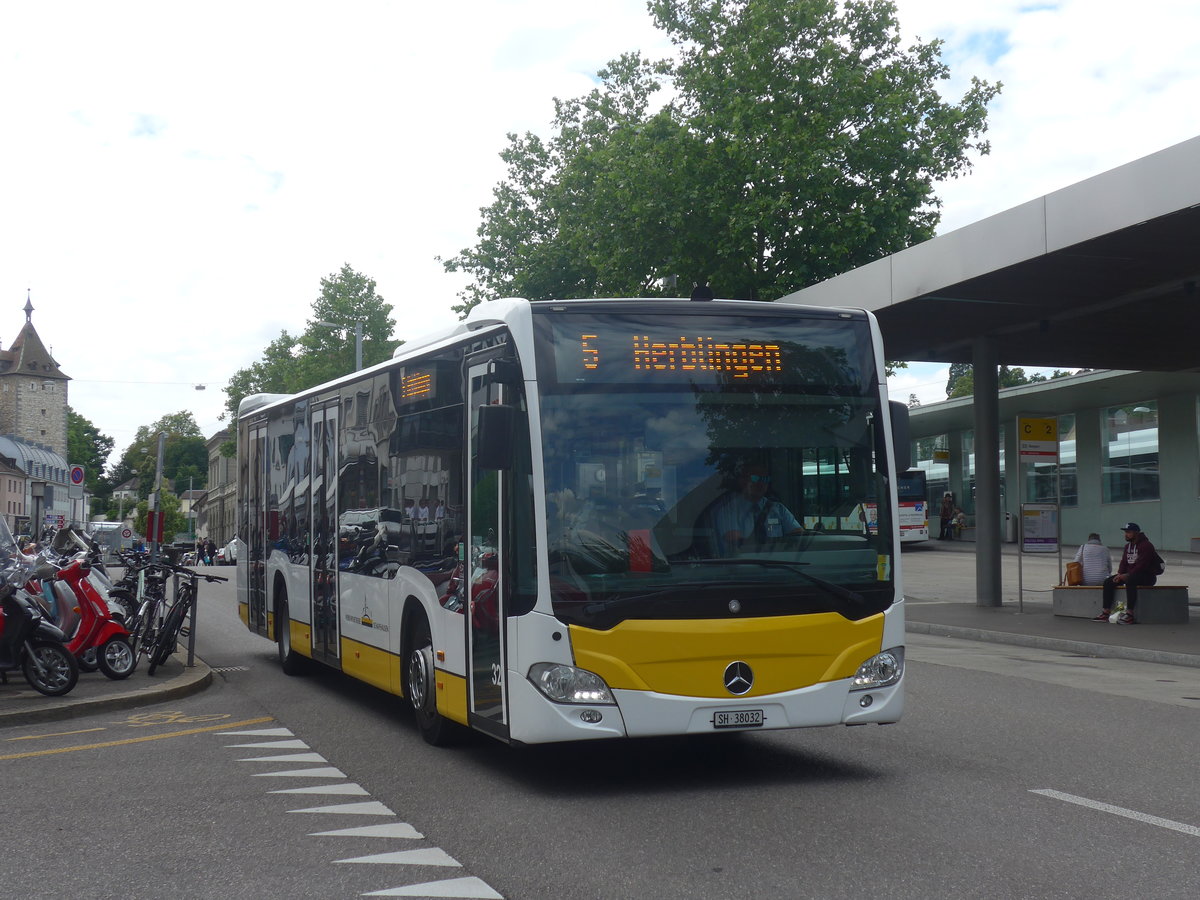 (217'735) - VBSH Schaffhausen - Nr. 32/SH 38'032 - Mercedes am 8. Juni 2020 beim Bahnhof Schaffhausen