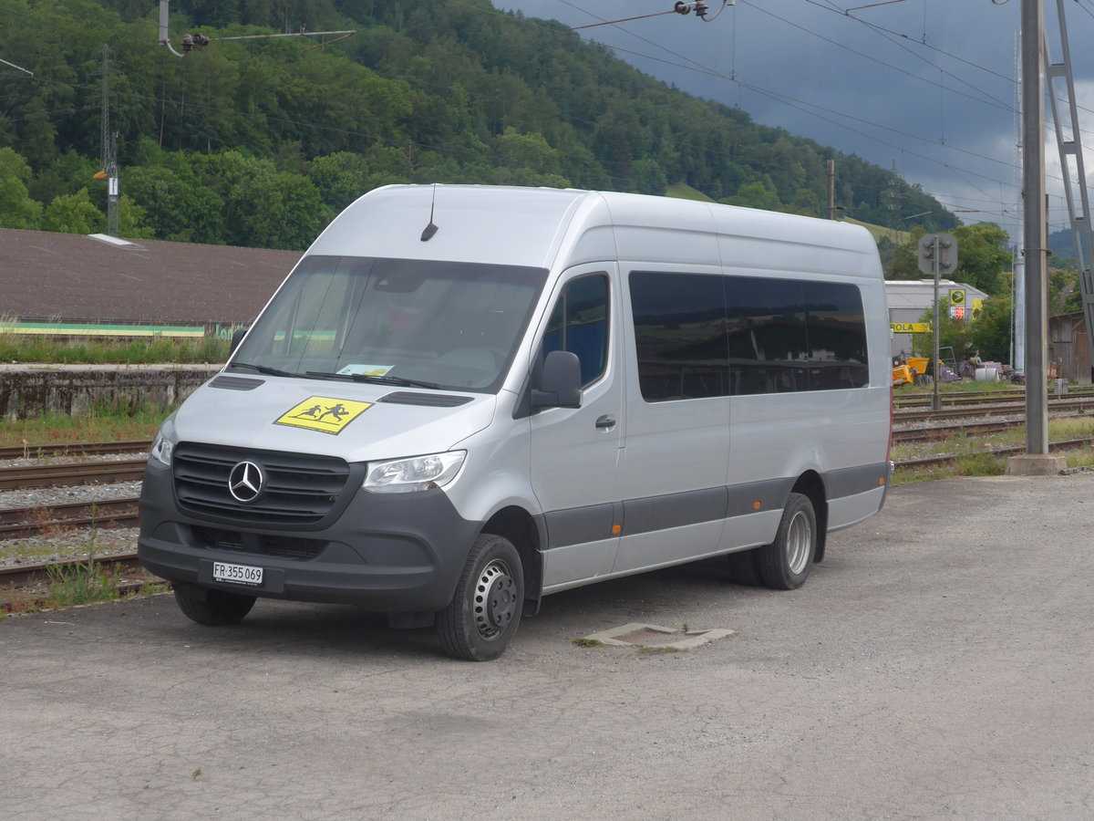 (217'880) - Taxi Romontois, Romont - FR 355'069 - Mercedes am 13. Juni 2020 beim Bahnhof Moudon