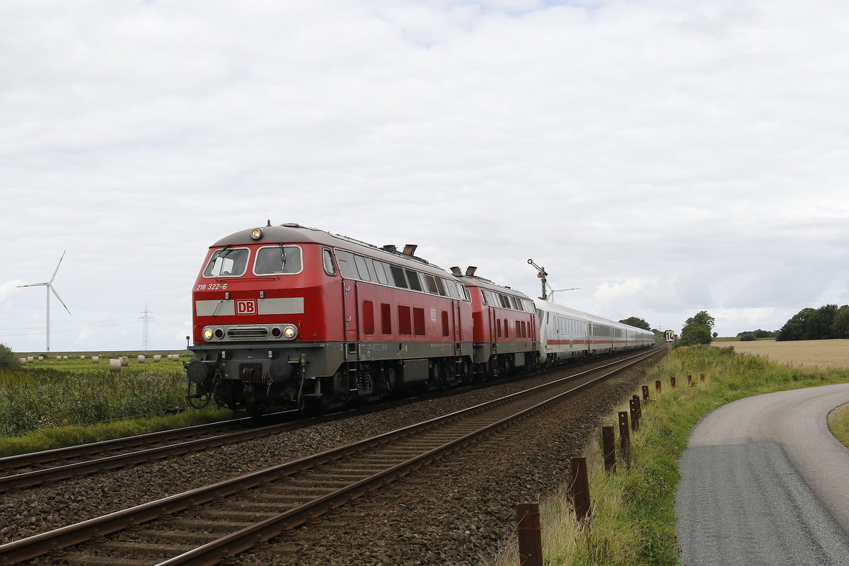 218 322-6 und 218 xxx mit einem IC aus Westerland kommend am 13. August 2017 bei Klanxbll.