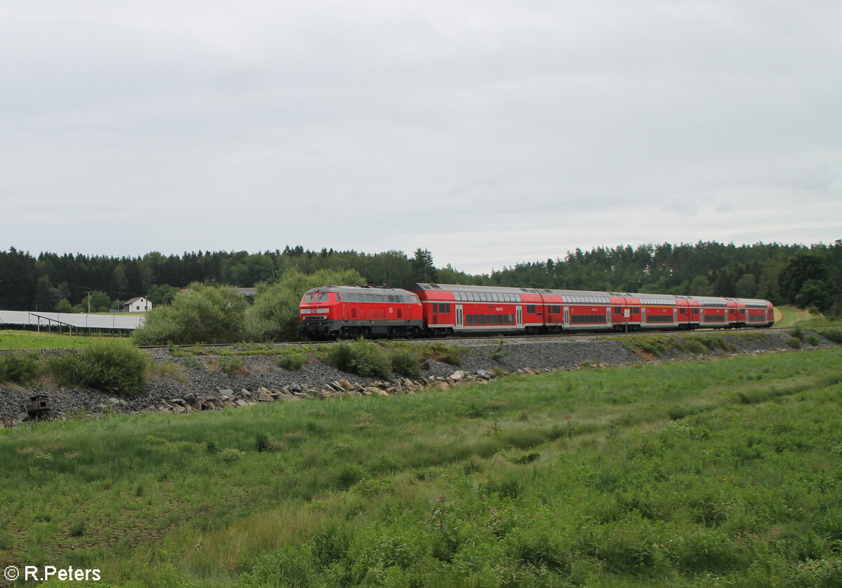 218 403-4 zieht am trocken gelegten Rechenweiher als RE2 RE4861 Hof - München vorbei. 07.07.24