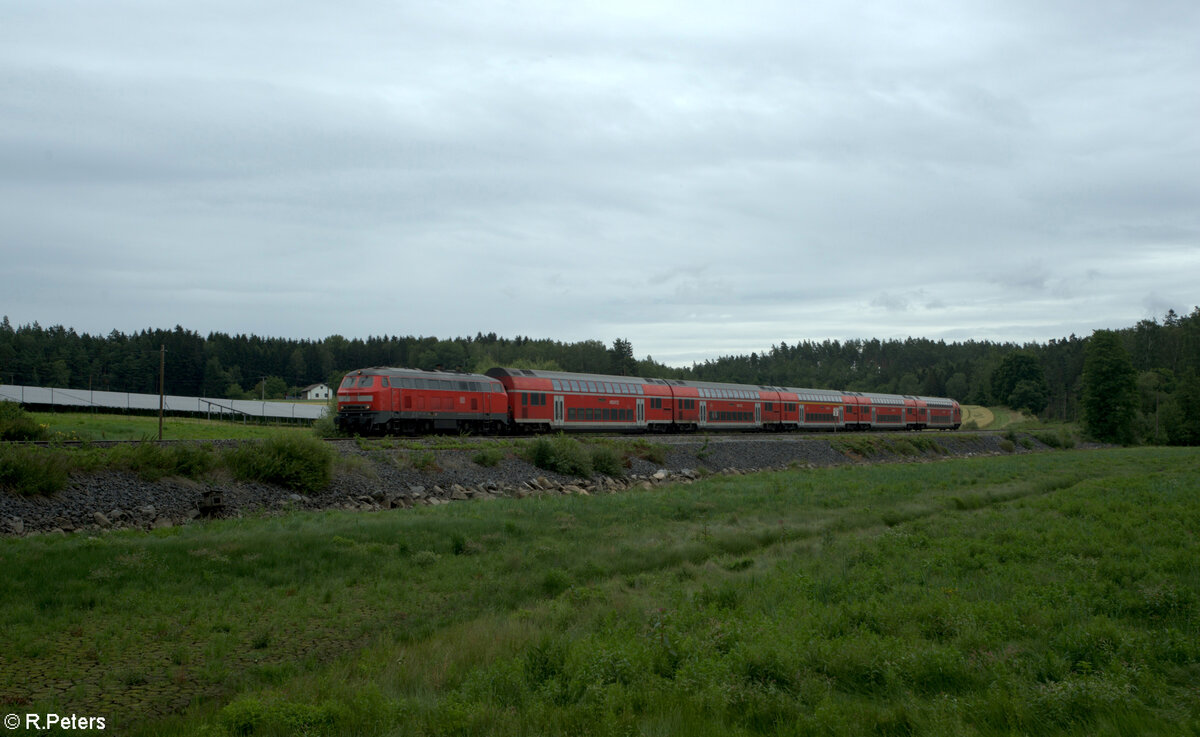218 403-4 zieht am trocken gelegten Rechenweiher als RE2 RE4861 Hof - München vorbei. 07.07.24