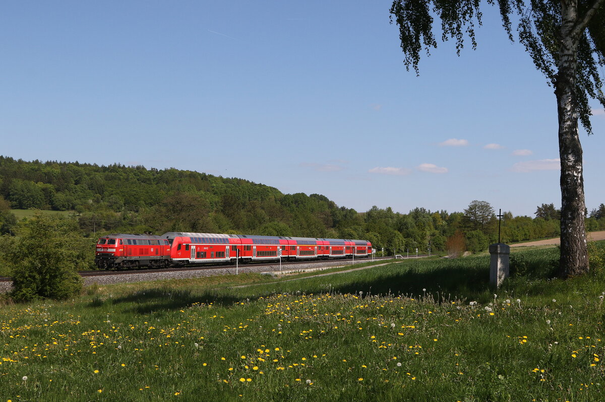 218 409 aus Regensburg kommend bei Pechbrunn am 13. Mai 2025.