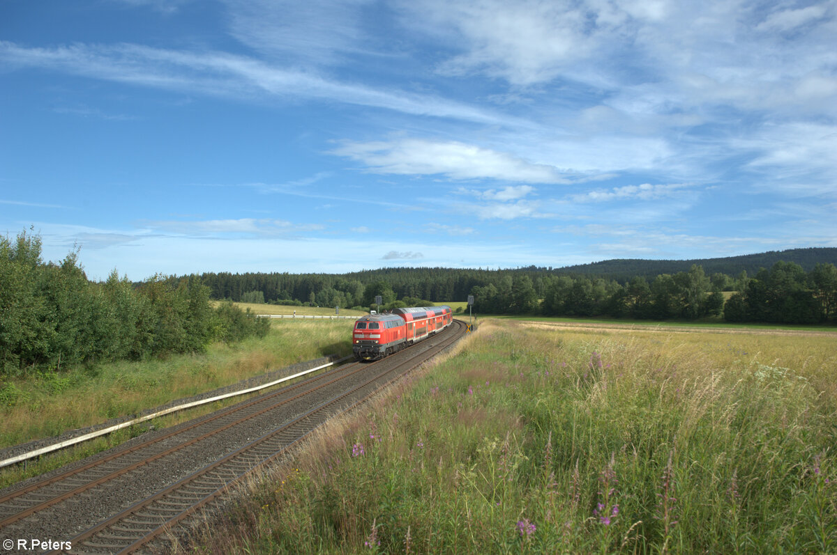 218 424-0 zieht bei Großwendern den RE2 RE4859 Hof - München. 07.07.24