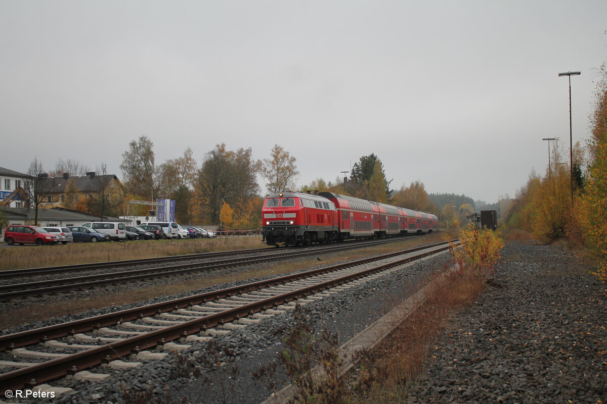 218 424-0 zieht mit dem RE2 4861 Hof - München durch Wunsiedel-Hohlenbrunn. 27.10.24
